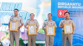 PENGHARGAAN-Kepala Kantor Wilayah Badan Pertanahan Nasional Provinsi Kepulauan Riau, Nurus Sholichin, A.Ptnh., M.M bersama jajaran menerima apresiasi & penghargaan dari Kapolda Kepulauan Riau, Irjen. Pol. Asep Safrudin, S.I.K., M.H. (Foto Ist).
